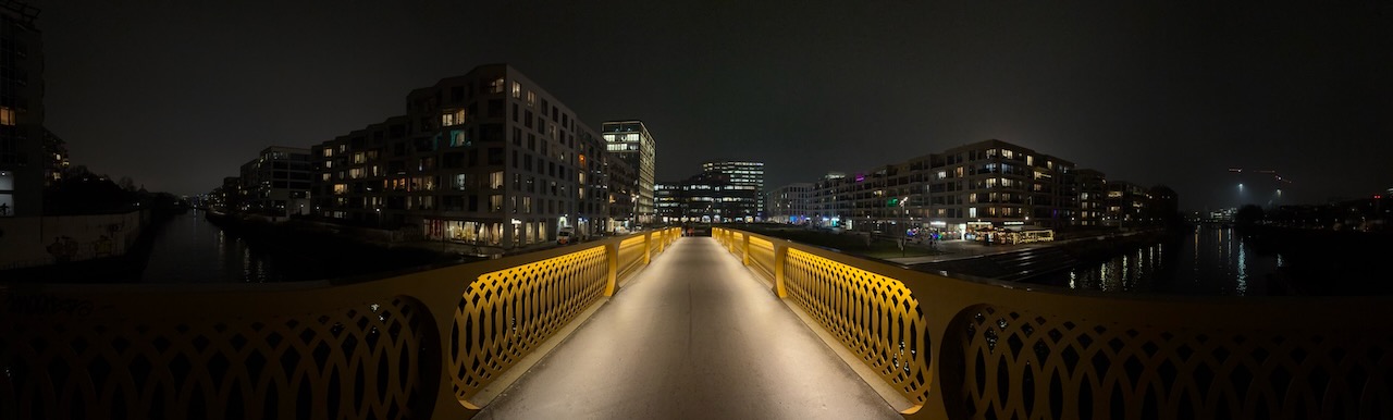 2025-12 Otto-Weidt-Platz bei Nacht