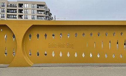 golda-meir-steg-namensplakette 