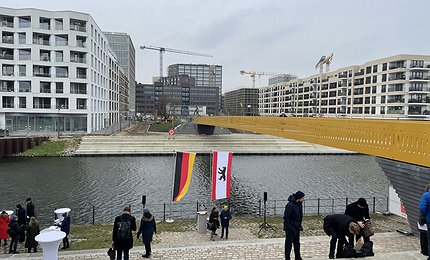 "Golda-Meir-Steg Dezember 2021 - Eröffnung Fahnen", by Jan Wedel, Copyright (c) 2021 by Jan Wedel license Golda-Meir-Steg Dezember 2021 - Eröffnung Fahnen