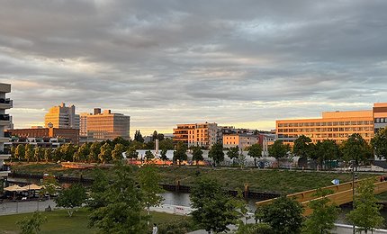 "Sonnenuntergang Otto-Weidt-Platz", by Jan Wedel, Copyright (c) 2025 by Jan Wedel license Sonnenuntergang Otto-Weidt-Platz