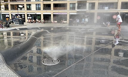 "Brunnen Sprühnebel", by Jan Wedel, Copyright (c) 2025 by Jan Wedel license Brunnen Sprühnebel