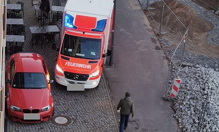 "krankenwagen weg versperrt", by Anonym, Copyright (c) 2025 by Anonym license krankenwagen weg versperrt